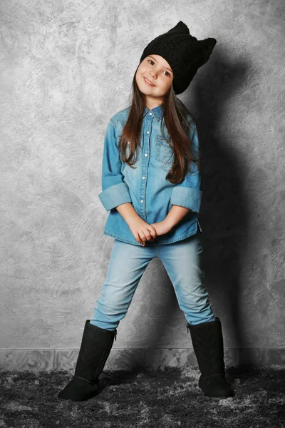 Portret van mode jongen meisje op grijze muur achtergrond — Stockfoto