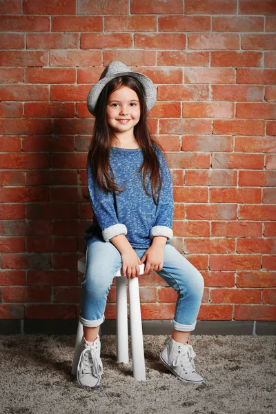 Retrato de niña de moda sobre fondo de pared de ladrillos —  Fotos de Stock