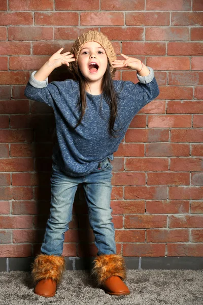 Retrato de pequena menina criança moda em tijolos parede fundo — Fotografia de Stock