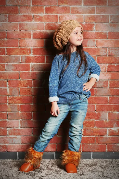 时尚孩子小姑娘砖画像墙背景 — 图库照片