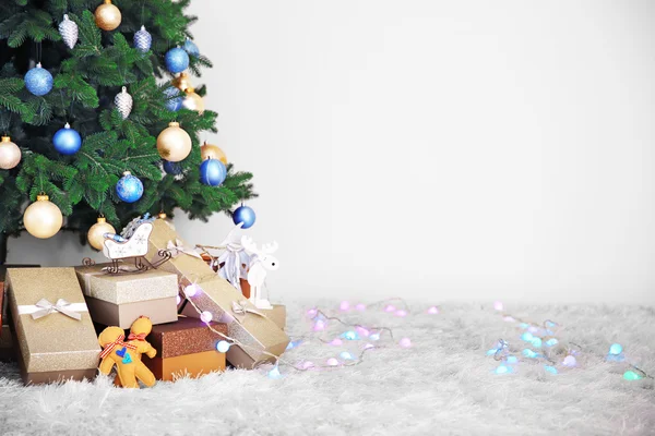 Árvore de Natal com presentes no chão em uma sala — Fotografia de Stock