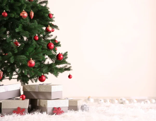 Christmas tree with presents on the floor — Stock Photo, Image