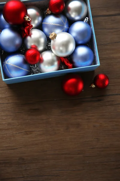 Caixa com brinquedos de Natal — Fotografia de Stock