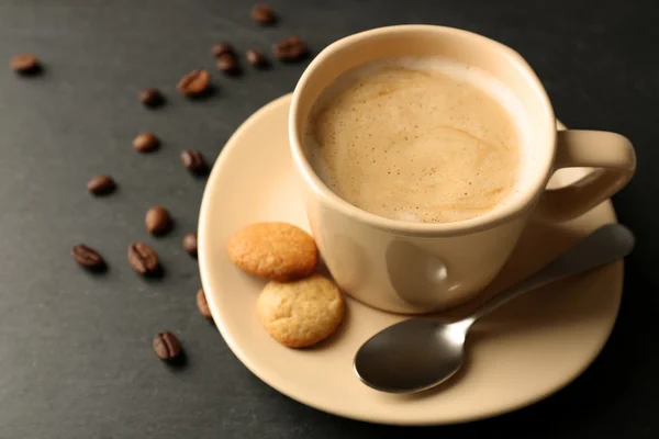 Taza de café sobre fondo gris — Foto de Stock
