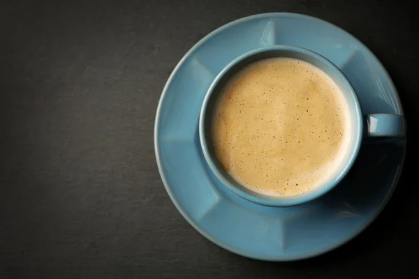 Secangkir kopi dengan latar belakang abu-abu — Stok Foto