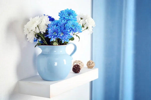 Pot met bloemen op een plank — Stockfoto