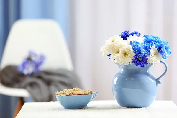 JAR s květinami a kuželky — Stock fotografie