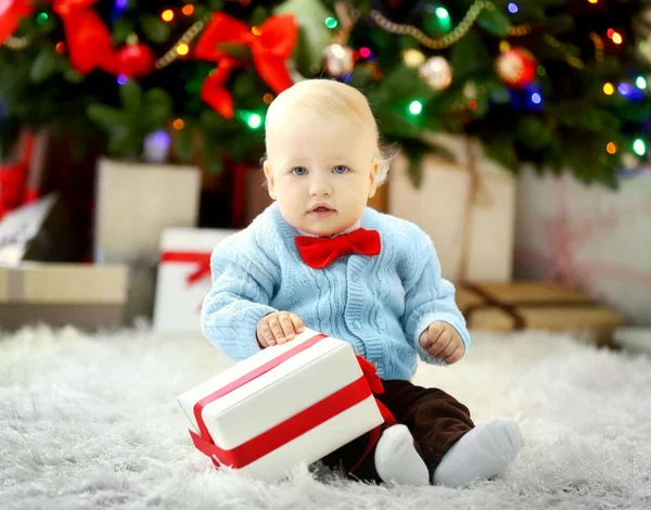 Забавна дитина з подарунковою коробкою — стокове фото