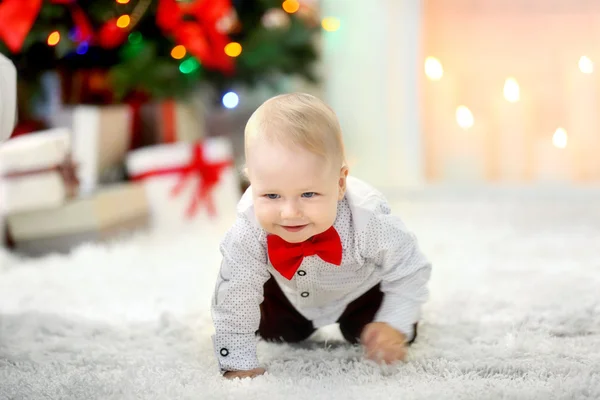 Grappige baby op pluizig tapijt — Stockfoto