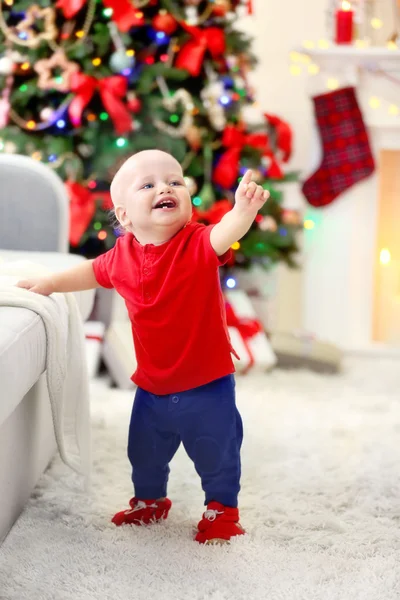 Αστείο μωρό με το Χριστουγεννιάτικο παιχνίδι — Φωτογραφία Αρχείου