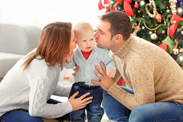 Natale ritratto di famiglia in casa soggiorno vacanza — Foto Stock