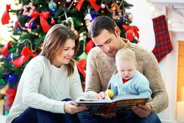 Kerst familieportret in huis vakantie woonkamer — Stockfoto