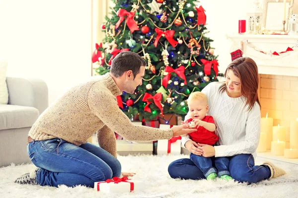 Portret rodziny Bożego Narodzenia w domu wakacje pokój dzienny — Zdjęcie stockowe