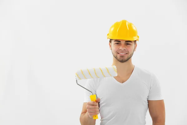 Trabalhador renovando apartamento — Fotografia de Stock