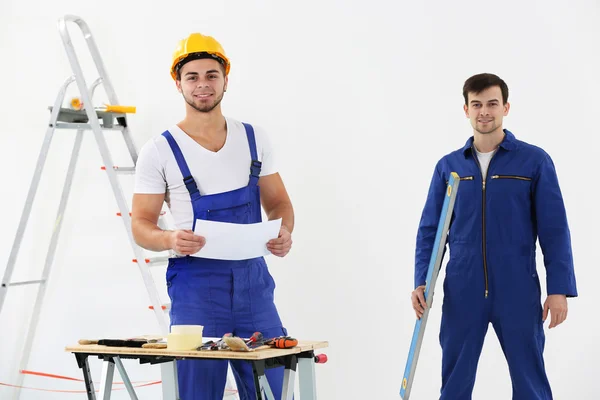 Two Workers in apartment — Stock Photo, Image