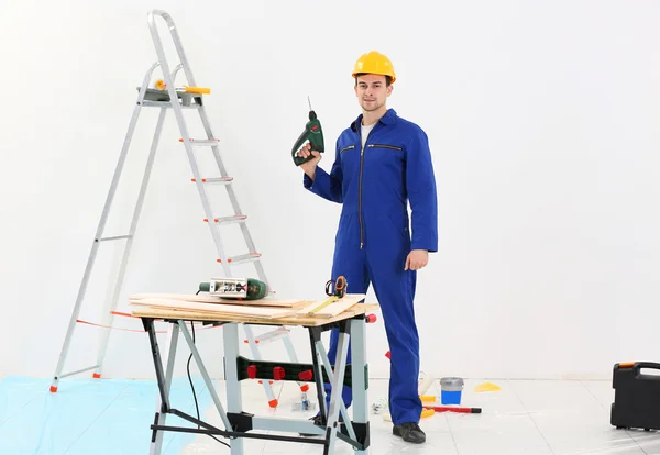 Trabajador renovando apartamento —  Fotos de Stock