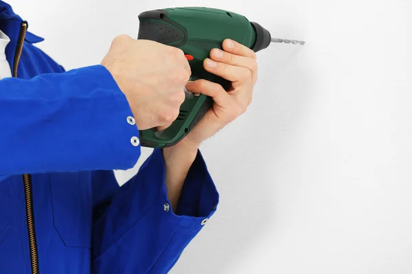 Worker renewing apartment — Stock Photo, Image