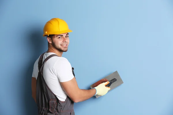 Trabalhador renovando apartamento — Fotografia de Stock