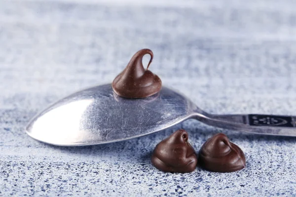 Schokoladenstückchen auf grauem Hintergrund — Stockfoto