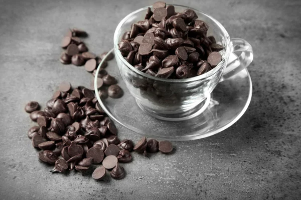 Pasteles de chocolate en taza de vidrio sobre fondo gris — Foto de Stock