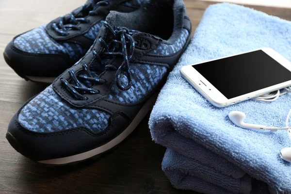 Sport skor, handduk och smart telefon — Stockfoto
