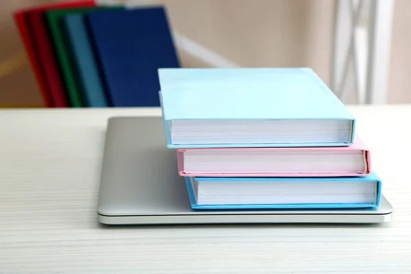 Stoh knih s notebookem — Stock fotografie