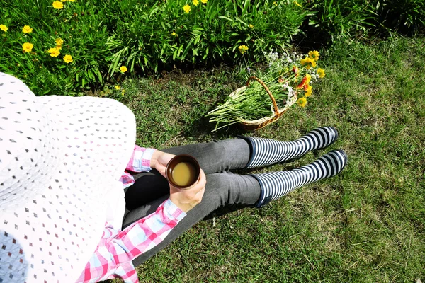 Mujer joven con taza de café — Foto de Stock