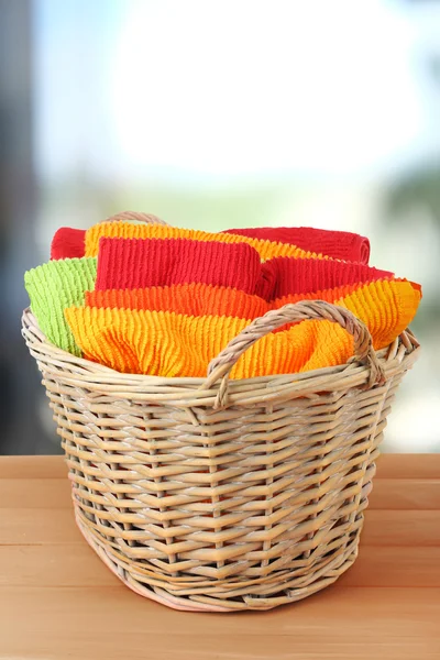 Kleurrijke handdoeken in de mand — Stockfoto