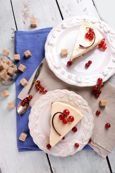 Tort gustos cu brânză cu fructe de pădure pe masă aproape — Fotografie, imagine de stoc