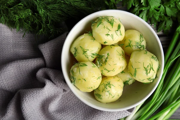 Patate bollite con verdi in boccia su tavolo da vicino — Foto Stock