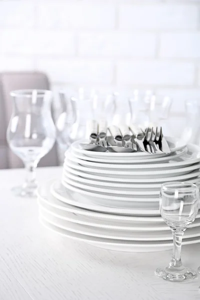 Čisté nádobí, sklenice a příbory — Stock fotografie