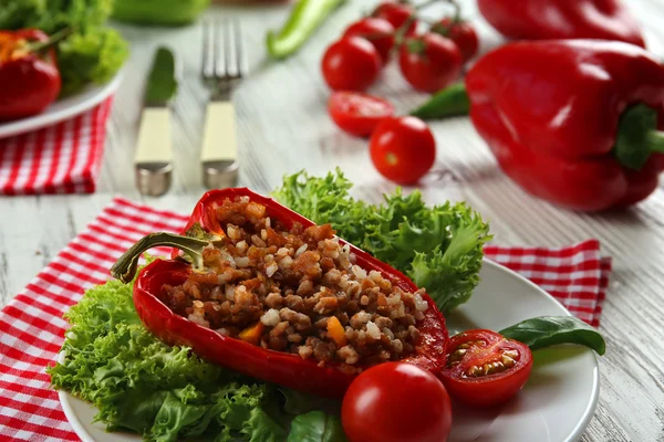 Fyllda paprikor med grönsaker på bordet på nära håll — Stockfoto