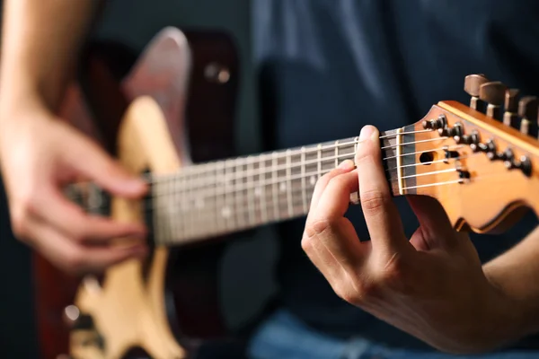 Músico tocando guitarra acústica — Fotografia de Stock