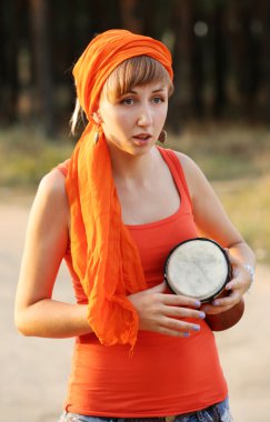 jembe ile gülümseyen kız