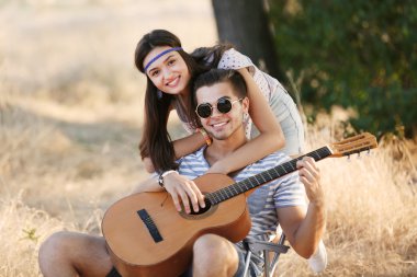 Çekici çift gitar çalmak