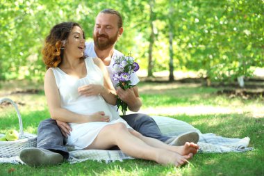 Adam bir buket çiçek verir