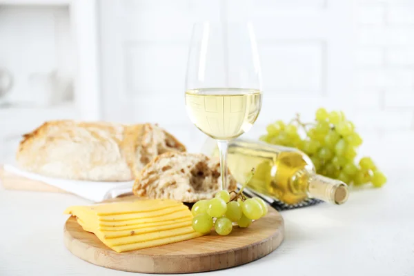 Bodegón de vino, uva, queso y pan — Foto de Stock