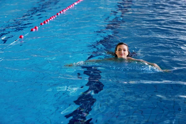 Vrouw zwemmen in het zwembad — Stockfoto