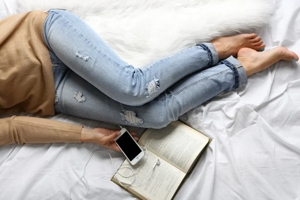 Femme en jeans sur le lit — Photo
