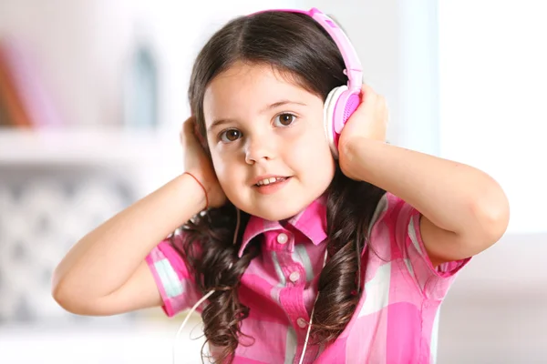 Pretty smiling little girl — Stock Photo, Image