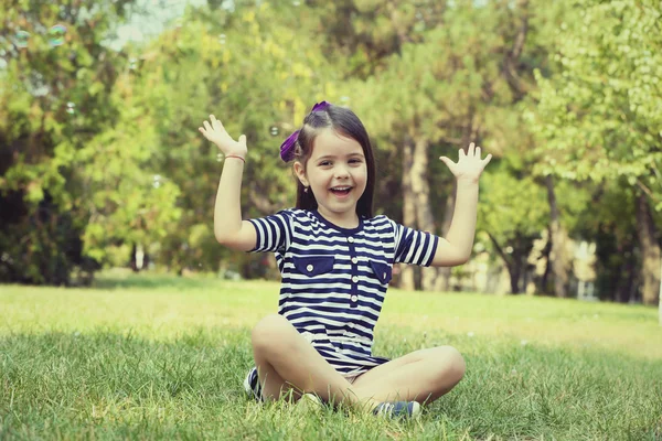 Feliz niña en la hierba —  Fotos de Stock