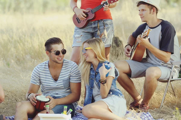 Jóvenes Hippies Relajándose Bosque Aire Libre —  Fotos de Stock