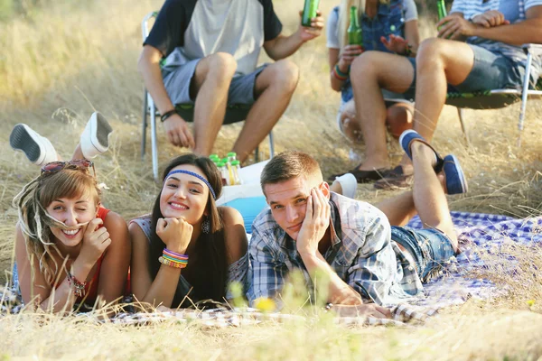 Happy Lachende Vrienden Liggen Het Gras Buitenshuis — Stockfoto