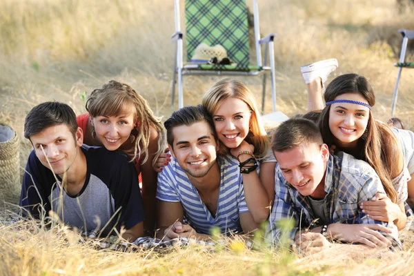 Eine Gruppe Fröhlich Lächelnder Freunde Die Draußen Gras Liegen — Stockfoto