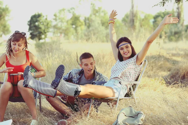 Fröhlich Lächelnde Freunde Entspannen Sich Wald Freien — Stockfoto
