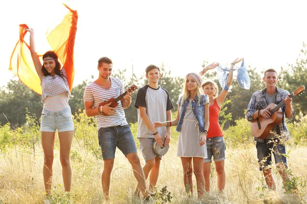 Gioiosi amici sorridenti — Foto Stock