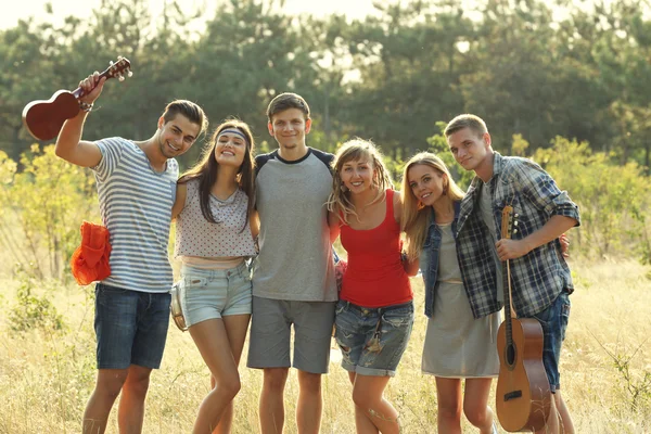 Amigos felizes relaxante — Fotografia de Stock