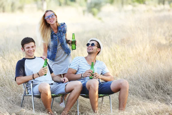 Mensen Lachen Drinken Bier Natuur — Stockfoto