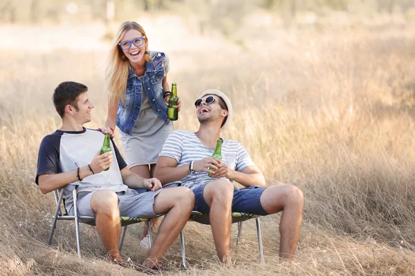 Vrienden Ontspannen Bier Drinken Frisse Lucht — Stockfoto