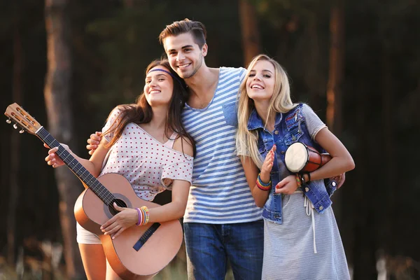 Unbekümmerte Freunde Mit Gitarre Und Schlagzeug Freien — Stockfoto